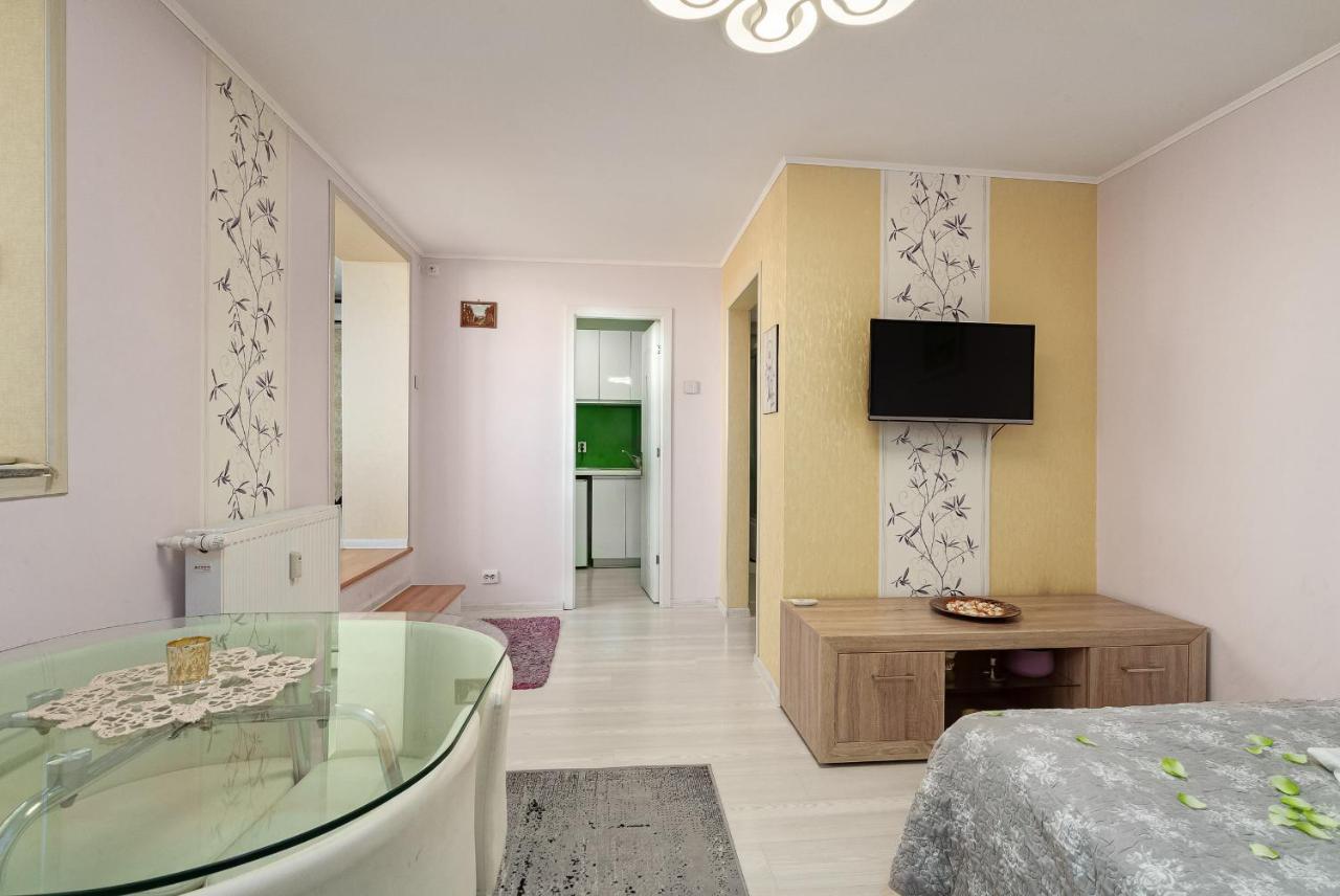 Stone Gate Apartment #1 Bucarest Extérieur photo